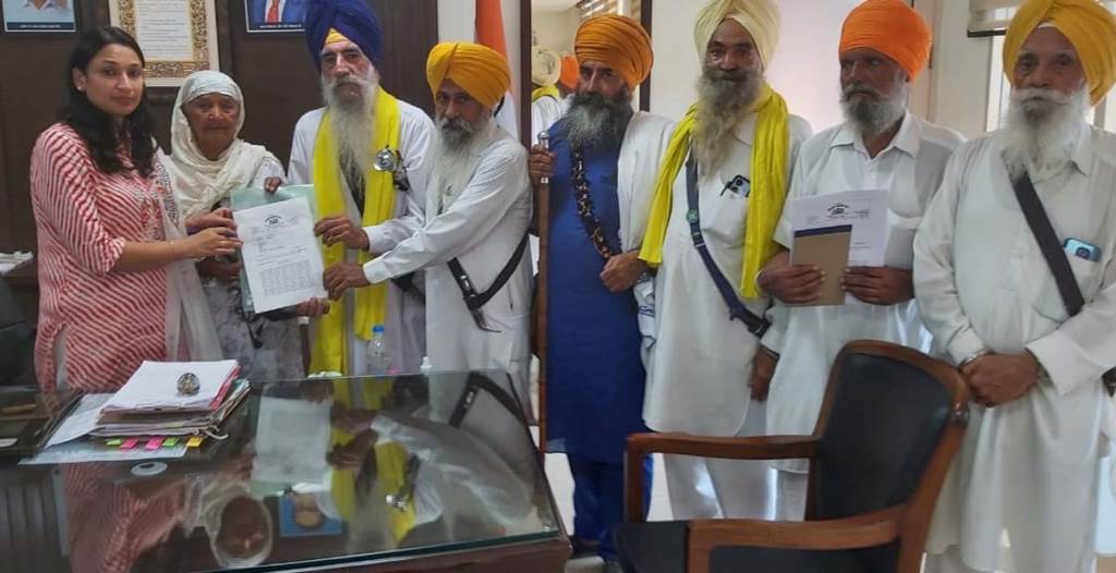 Akali Dal Amritsar submitted a memorandum to DC Mohali under the leadership of Jatha Bhullar regarding the cancellation of Bhai Rajoanas hanging